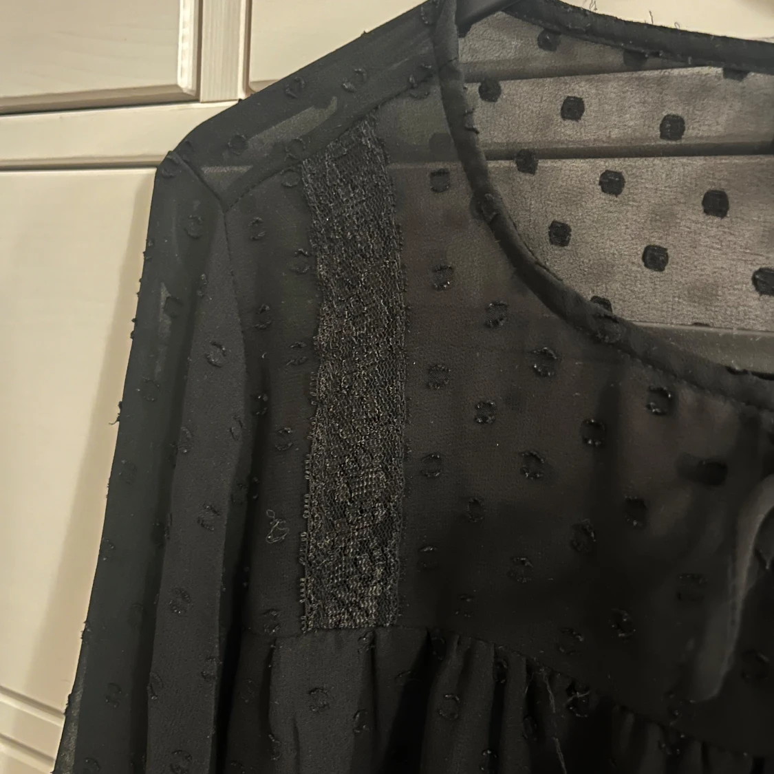 Svart prickig blus från Vila, stl 34 - 3