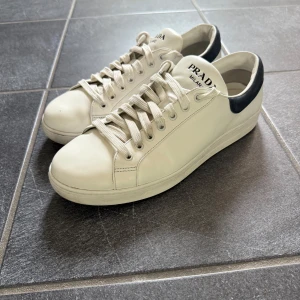 Prada Milano Skor - Säljer dessa schyssta Prada Milano Skor som användts väldigt sparsamt. Skicket på skorna är 8/10 och är i storlek UK 9 vilket motsvarar 43. Endast skor tillkommer vid köp. Hör av dig vid frågor!