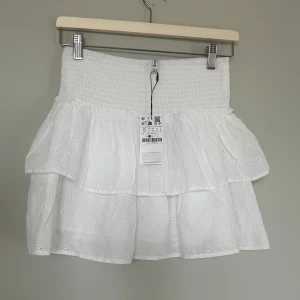 Somrig kjol - Säljer en sååå somrig kjol då den aldrig har använts💕💕💕