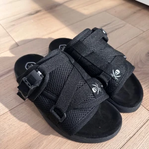 2008 Visvim x Mastermind Slides - STORLEK 42 (Men är lite större så funkar för 43+).                                                                         9/10 condition ser inte många på nätet, skriv gärna om mått!