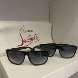 Ray-Ban boyfriend  - Säljer nu två par Ray-Ban boyfriends. Dom har en svart båge med tonade glas. | Säljer dom för 749kr styck eller båda för 1249kr🤝. | Det är bara att höra av sig om man har några frågor eller om man vill ha flera bilder💎💎💎