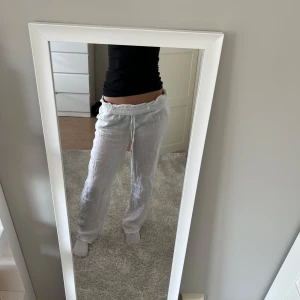 Vita linnebyxor med snörning - Säljer ett par vita linnebyxor, väldigt sköna och tunt material till varmt väder, dock är de lite slitna i ena benet längs ner men inget man tänker på alls!