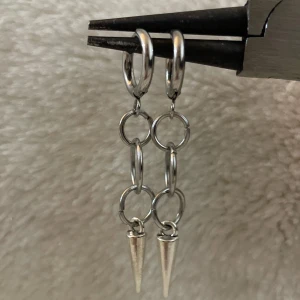 Layerd hoop earrings - Dessa örhängen är till största dels gjorda av rostfritt stål vilket innebär att de inte förstörs om de kommer i kontakt med vatten och allmänt håller längre. Rostfritt stål ändrar inte färg som andra material ,perfekta för vardaglig användning.💕 Handgjord