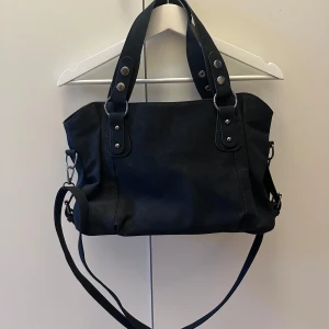 Svart ”Vintage” Väska - Svart ”Vintage” väska i PU läder (syntetiskt läder) Rymlig hand/axelremsväska Oanvänd Från Shein