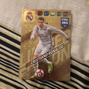 Cristiano Ronaldo Limited Edition - Limited Edition FIFA 365 samlarkort med Cristiano Ronaldo i Real Madrid-tröja. Perfekt för dig som älskar fotboll och vill ha en unik och glittrande samlarpryl i din kollektion. Ett måste för alla unga sportfans! Den är värd 4500 men den dammar bara så hoppas att någon är intresserad!