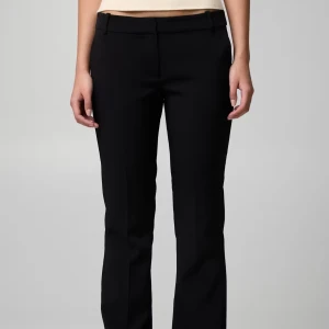 Svarta kostymbyxor low Waist - Snygga svarta kostymbyxor med klassisk rak passform och lowwaist. Byxorna har bälteshällor och diskreta fickor, perfekta för en clean och stilren look. Passar till allt från skjorta till t-shirt. Dem är knappt använda och i super bra skick 
