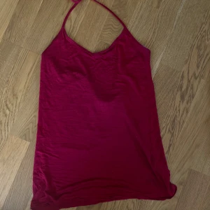 Vinröd topp -  v-ringad  topp skulle säga att den är mer vinröd i verkligheten💕