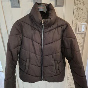 Svart jacka - Säljer en svart jacka.