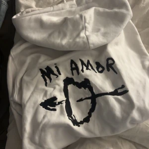 Mi amor hoodie - Mi amor hoodie vit ifrån Mira Paris💘 fint skick, nypris typ 1800kr