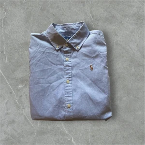 LjusBlå skjorta från Ralph Lauren - Ljusblå skjorta från Ralph lauren / skick 9/10 / storlek XS / Nypris ca 1500kr / kontakta via intresse eller annat och pris kan väl diskuteras!😊🙏