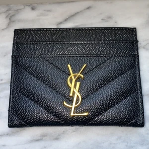 Svart YSL plånbok i skinn - YSL korthållare, helt ny aldrig använd. Jättefin och den är stilig.