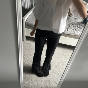 Vera kostymbyxor  - Från bikbok, deras gamla ”vera” modell, de är Lågmidjade och Bootcut med slits där nere! Pris går att diskutera vid snabbt köp