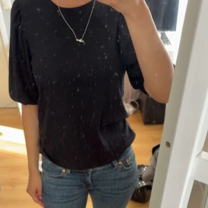 Trekvarts fintröja Cubus - En simpel och stilren trekvartsarm från Cubus! Använd en gång max. Passar till alla underdelar. Tveka inte på att fråga om du undrar något! 💌