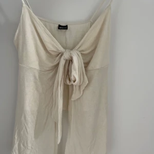 Topp från ginatricot  - En Krämvit topp från ginatricot i storlek L. Pris kan diskuteras💕