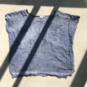 Blå loose t-shirt från Object - En chill blå t-shirt från Object i loose passform. T-shirten är ärmlös, har rund halsringning och en liten bröstficka. Materialet är mjuk bomull, perfekt för en avslappnad look.