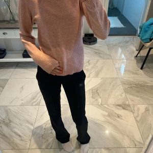 Rosa stickad tröja från VILA - Mysig rosa stickad tröja från VILA med rund halsringning och ribbade muddar vid ärmslut och nederkant. Använd men fortfarande i fint skick. Lite nopprig på ärmarna. 