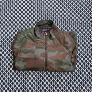 Woolrich Windbreaker  - Säljer nu denna feta Woolrich "Camo" Windbreaker | Riktigt bra skick, inga defekter eller så | Storleken är S  | Hör gärna av er vid frågor//Frank