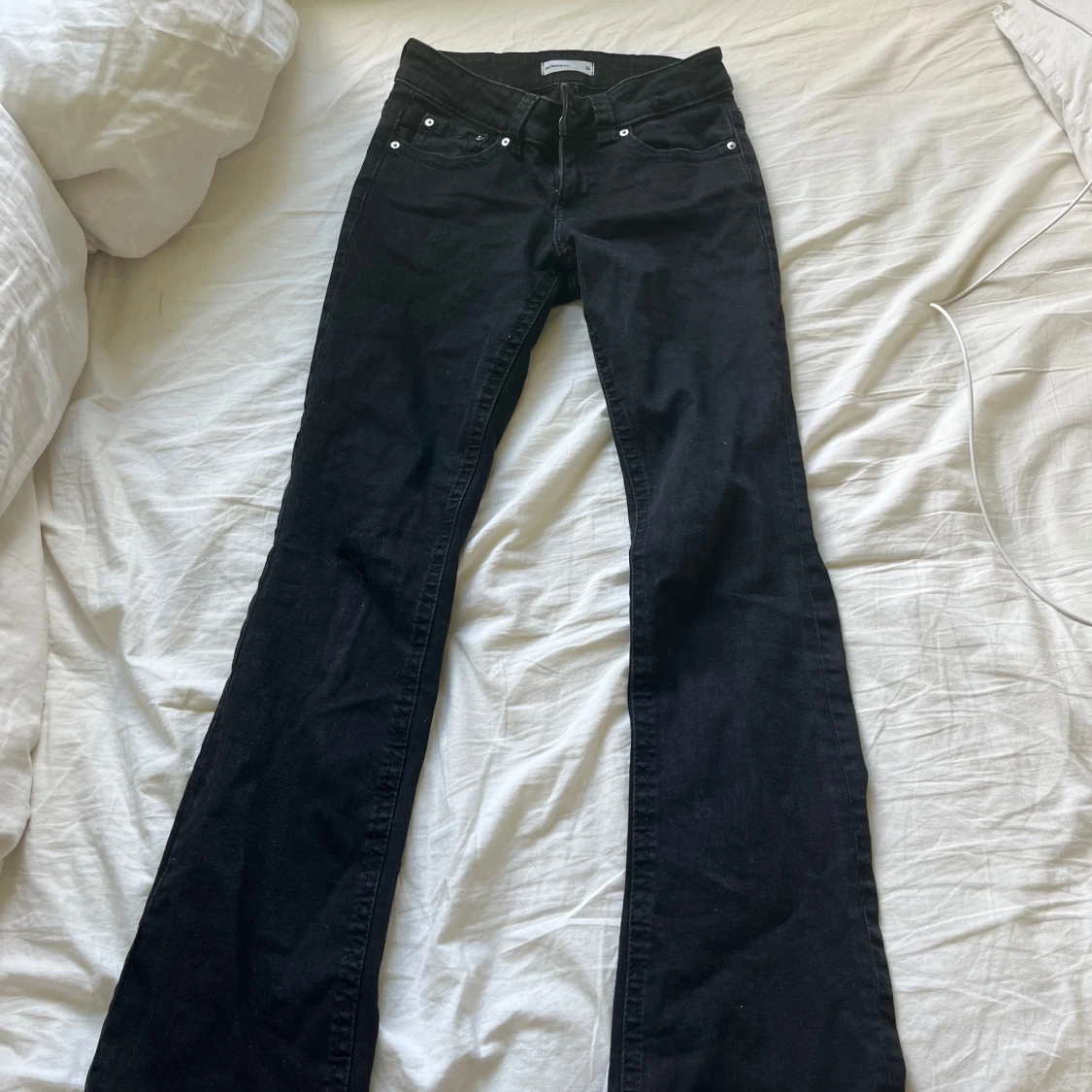 Svarta bootcut jeans med fickor