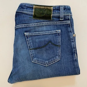 Jacob cohen jeans 688 - Blåa Jacob Cohen jeans style 688 comfort //  Mycket bra skick //  Storlek 35 //  Mått Längd 110cm Innerben längd 84cm Midja 42cm Benöppning 18cm Skriv vid minsta fråga eller fundering💯🤝
