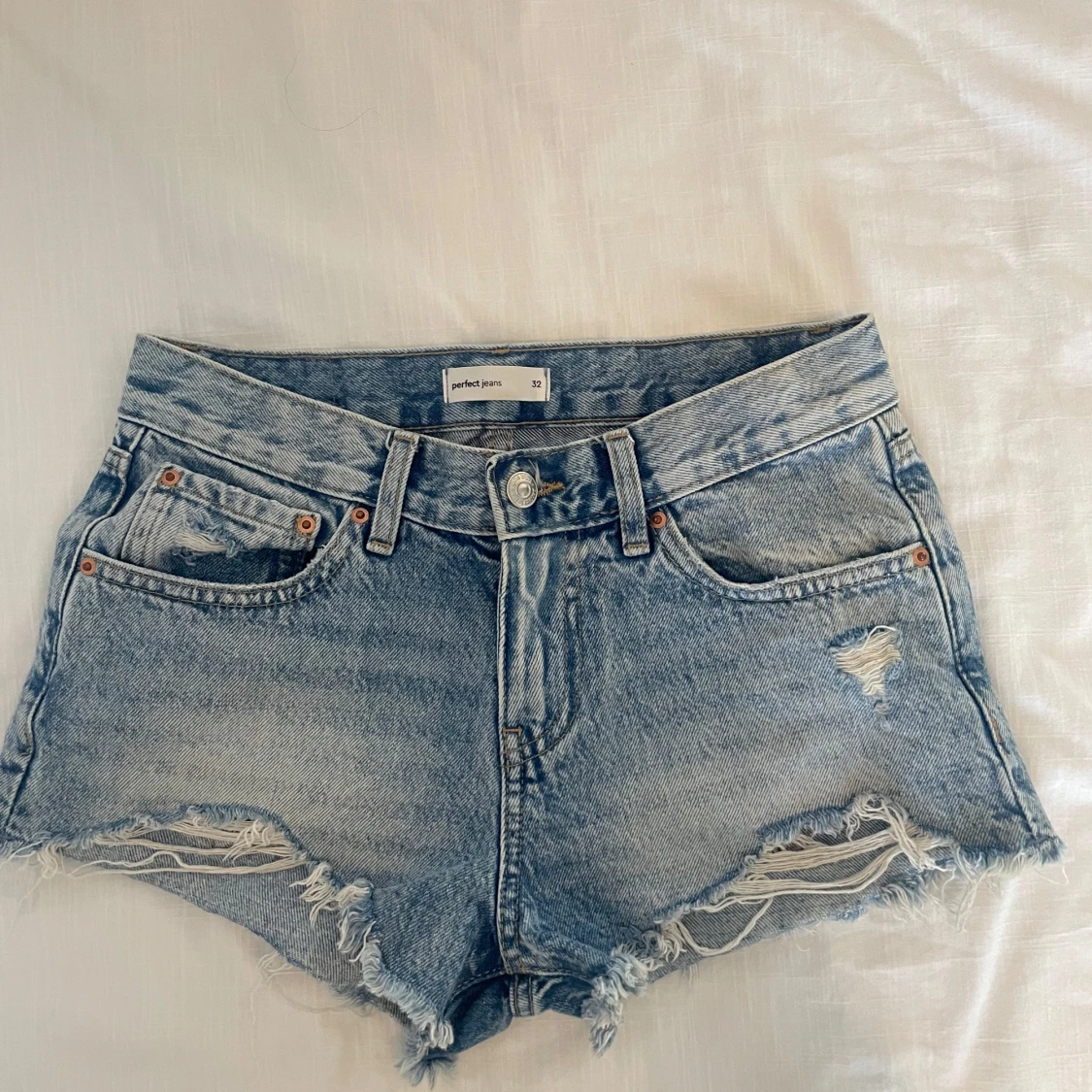 Blå jeansshorts från Gina Tricot