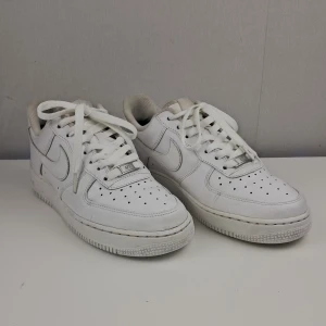 Nike Air Force 1 - Skorna är i bra skick med några små fläckar här och var men inget allvarligt. Storlek 40