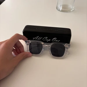 All cap one solglasögon - Säljer ett par stilrena solglasögon från all cap one som är gråa. 