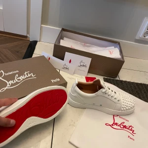 Vita christian louboutin - vita Christian Louboutin | storlek 37 passar 38 | skick 7/10 skicka pm för bilder på dom nu | tar byten | pris kan diskuteras ✅medföljer box 3 kort o dustbag 👍🏻detta är bilder när dom va helt nyaa! Skicka bilder hur dom ser ut om skickar pm♦️♦️♦️♦️