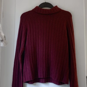 Vinröd  polotröja  -  vinröd polotröja från Monki i ribbad stickad kvalitet.  Meddela gärna för mått eller andra frågor☺️