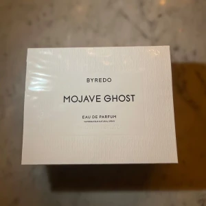 Byredo Mojave Ghost Eau de Parfum - BYREDO Mojave Ghost ,  Flaskan rymmer 100 ml och doften är känd för sina mjuka, träiga och blommiga toner. Perfekt för dig som gillar exklusiva och unika parfymer.