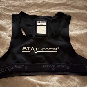 Svart träningsväst från STATSports YXL - Säljer en svart träningsväst från STATSports i storlek YXL. Västen är i stretchigt syntetmaterial och har en tight passform. Den har en ficka på ryggen för GPS-tracker och är perfekt för fotbollsträning.  Den kostade 2499 ny. Men är dyrare idag. Storlek Junior XL ungefär XS       Pris kan diskuteras 