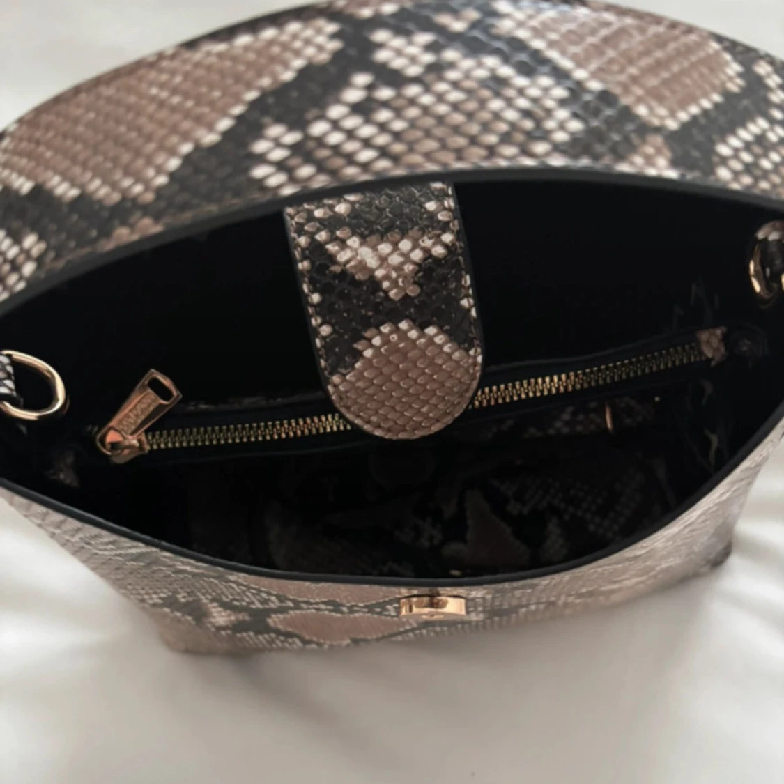 Axelväska i ormmönstrat skinn - 2