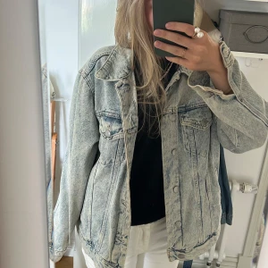 Oversized jeansjacka från Pull&Bear - Säljer en oversized ljusblå jeansjacka från Pull&Bear. 