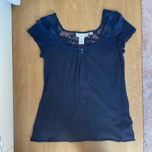 Mörkblå blus  - Jag säljer denna snygga mörkblå blusen/ toppen från H&M i storlek M. Den har snygga spets detaljer och ger en elegant känsla. Pris kan diskuteras!💕 Skriv vid frågor