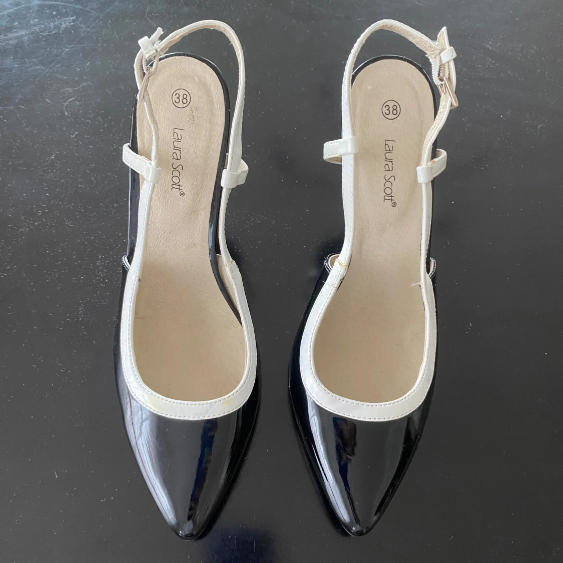 Svart- vita kitten-heels från Laura Scott - 2