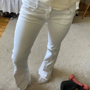 Vita jeans - Vita replay jeans, köpte på vinted men aldrig användt då de var för stora. Super fint skick men har lite smuts längst ner i benen som inte verkar gå bort, går säkert bort om man försöker mer men det är inget man tänker på när dom används