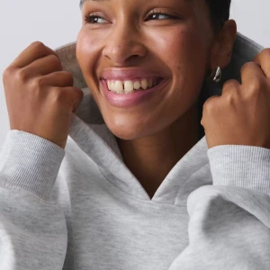 Ljusgrå oversized hoodie - Säljer en ljusgrå oversized hoodie från Gina tricot. Tröjan har en stor huva, magficka och ribbade muddar vid ärmslut och nederkant. Perfekt för chill dagar och enkel att styla med jeans eller leggings.