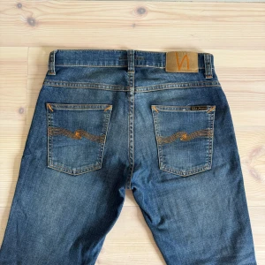 Nudie Jeans - Nudie Jeans (Grim Tim) | Size: W29 L32 | Skick: 8.5/10, inga tydliga defekter | Hör av dig vid frågor och funderingar | Vänliga hälsningar!