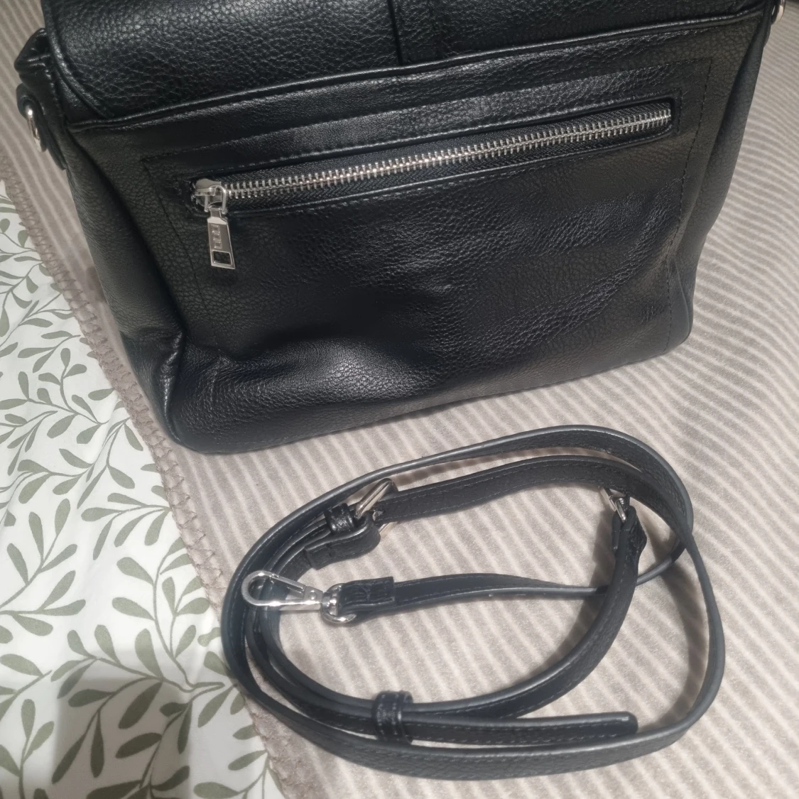 Svart axelväska med dragkedjor - 1