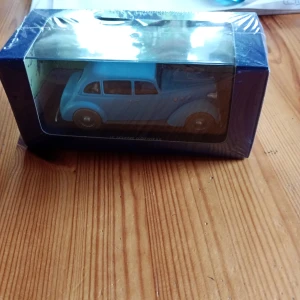 Le Sceptre d'Ottokar - Tintins bil - Samlarobjekt från Tintin: en detaljerad modell av bilen från 'Le Sceptre d'Ottokar'. Perfekt för fans av Tintin och serier! Kommer i originalförpackning, snygg att ha i bokhyllan eller på skrivbordet.