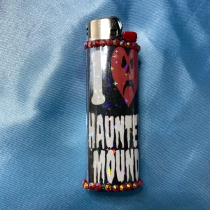 I <3 HM (röd) - lighter - ⭐️ 1st Refillable BIC MAXI LIGHTER med HAUNTED MOUND inspirerad wrap⭐️ ✨Tillsammans med lightern kommer harold stickers och freebies! (klistermärken + godis) ✨