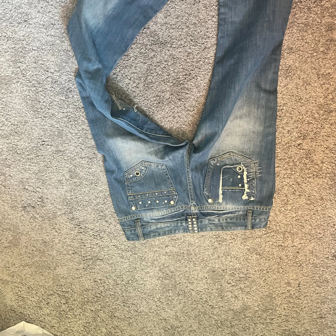 Blå slitna jeans med nitar och detaljer - 3