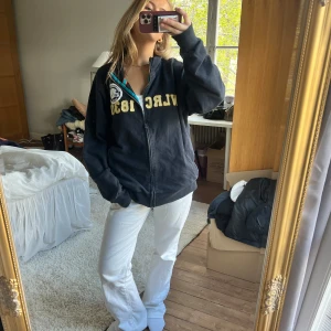 Mörkblå zip-hoodie med tryck - Cool tröja/kofta