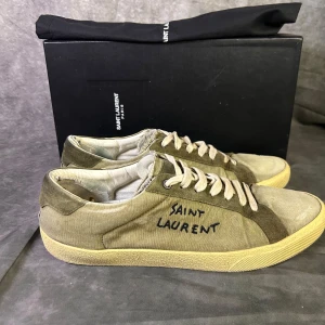 Saint laurent SL/06 courtclassic sneaker - Mycket fint skick | Size 43 | box och dustbag ingår | fraktar spårbart inom 24 timmar med PostNord eller instabox | 