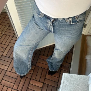Blå vida jeans - SÅ snygga blå vida jeans från H&M i strl 32. Tyvärr är dom för små för mig, jag brukar ha 32 men dom är små i storleken. Denna modellen skiljer mycket i storlek, har flera färger. Säljer likadana i svart! Använda några ggr. Lite långa på mig som är 155cm🌷