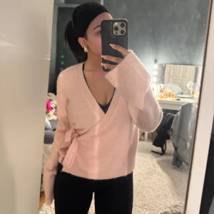 Omlott topp - Stickad topp från gina, använd enstaka gånger, Storlek M men passar även S💗