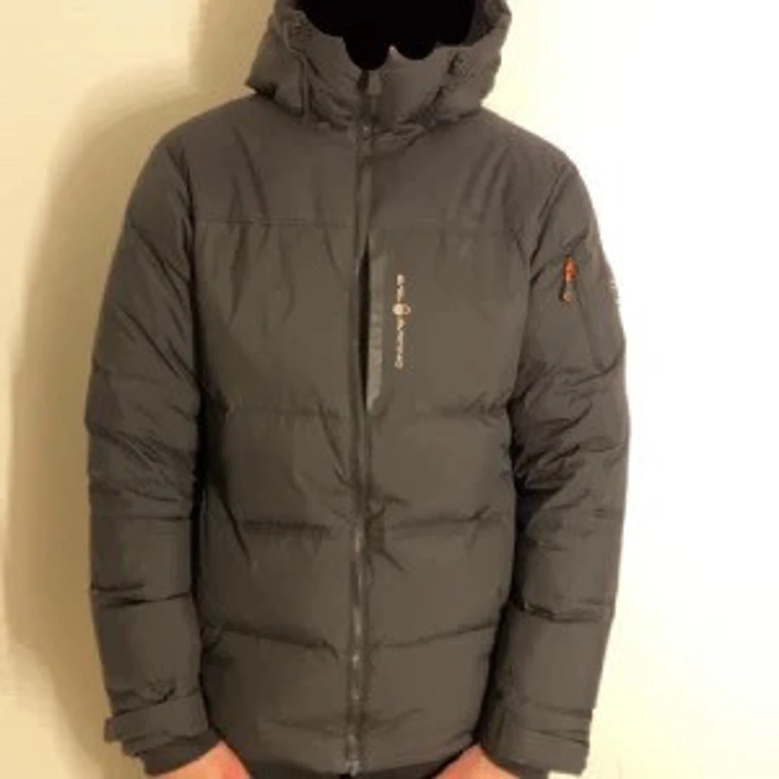 Svart dunjacka med huva från  sail recing  - 1