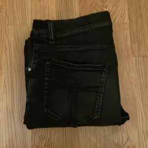 Svarta jeans från Tiger of Sweden - Säljer ett par snygga jeans från tiger of sweden! Modellen heter evolve och det är storlek 30/32, skick 10/10. Bara att höra av er vid frågor eller funderingar!💸