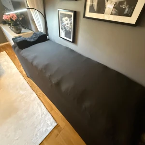 Massagebänk/ fransbänk och lampa  - Ihopfällbar massagebänk, med tillkommer en madrass, kudde och överdrag till bänken! Massagebänk: Stående lampa med två olika ljus och 2 olika ljus styrkor ( lampan är böjbar ) 