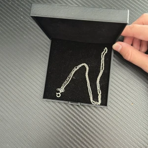 Silverfärgat halsband från Bokströms - Säljer ett stilrent silverfärgat halsband från Bokströms Guld & Silver i Uddevalla. Kedjan har en klassisk design och passar perfekt till att bära ensam eller med ett hänge. Levereras i original ask.