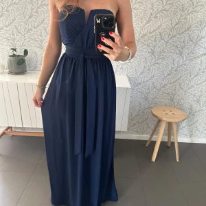 Balklänning marinblå - Säljer den här balklänning, endast använd 1 gång💓perfekt för studentbal eller 9ans bal💓kan posta snabbt om nån är intresserad av att köpa💓